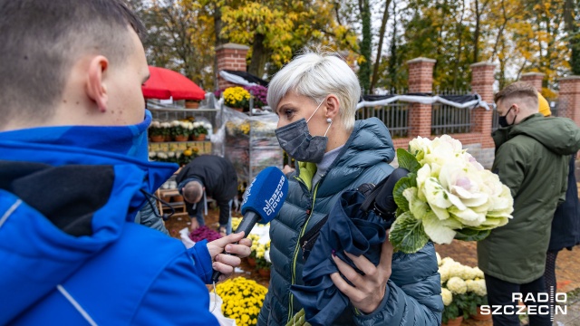 Cmentarze pozostaną zamknięte od soboty aż do poniedziałku. Taką decyzję podjął w piątek rząd. Nasz reporter zapytał szczecinian, jak oceniają to posunięcie.