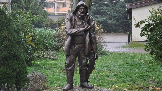 Pomnik przedstawia Rybaka Szczepana, czyli legendarnego założyciela miasta.