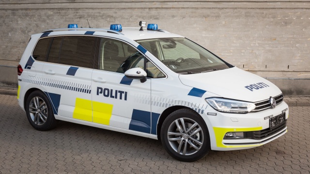 Duńska policja pilnuje przestrzegania restrykcji epidemiologicznych i karze mandatami za ich łamanie. Za udział w nielegalnych zgromadzeniach tylko w nocy z soboty na niedzielę ukarano 50 osób.