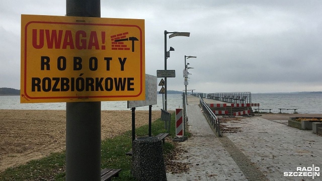 Modrzew syberyjski zastąpi sosnę - trwa remont mola na jeziorem Miedwie na plaży w Zieleniewie.