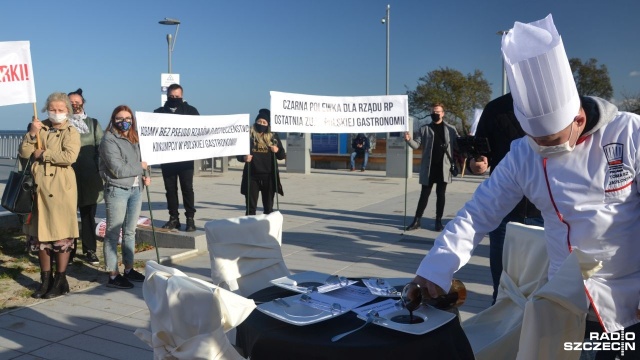 Kilkudziesięciu przedstawicieli branży gastronomicznej protestowało we wtorek w Kołobrzegu. Wśród nich restauratorzy, kucharze czy kelnerzy.