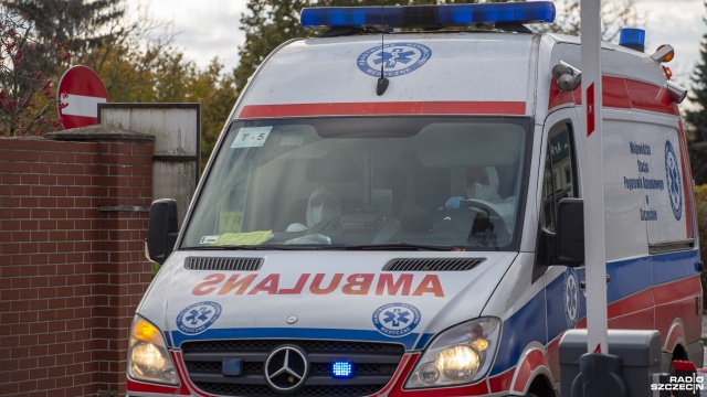 Nasza sytuacja kadrowa jest nadal bardzo trudna. Potrzeba rąk do pracy - tak mówi dyrektor szpitala wojewódzkiego w Szczecinie. W placówce leczeni są pacjenci zakażeni koronawirusem.