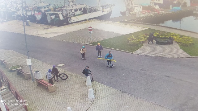 Zarząd Portu Morskiego w Kołobrzegu poszukuje dzieci, które ukradły z portu rybackiego stalową odbojnicę zamontowaną na nabrzeżu.
