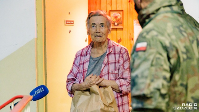 Żołnierze 14. Zachodniopomorskiej Brygady Obrony Terytorialnej dostarczają seniorom, w tym weteranom, ciepłe posiłki.
