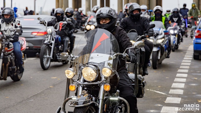 Prawie 100 motocyklistów wyruszyło z Wałów Chrobrego na przejazd po Szczecinie. Zrobili to dla kobiet.