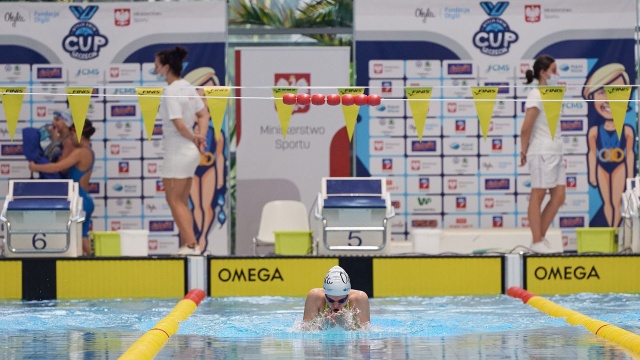 Sto dwa komplety unikatowych medali z podobizną mistrzyni olimpijskiej Otylii Jędrzejczak w maseczce rozdano w zawodach pływackich Otylia Swim Cup w Szczecinie.