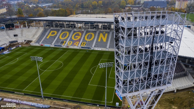 Kibice Pogoni Szczecin nie będą mogli już na żywo śledzić postępu prac przy budowie nowego stadionu. To efekt stopniowego przejmowania przez wykonawcę trybuny północnej, której przebudowa ruszyła kilka dni temu.