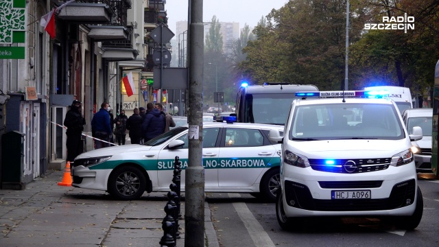 Akcja służb mundurowych w centrum Szczecina. Około południa ponad 20 funkcjonariuszy Administracji Skarbowej oraz policji weszło do jednego z lokali przy ul. Krzywoustego. Najprawdopodobniej działał tam nielegalny salon gier.