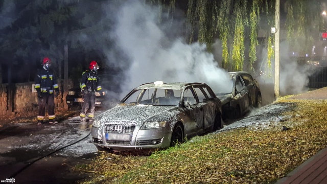 Na parkingu przy ulicy Chopina w Szczecinie zapaliły się dwa samochody osobowe.