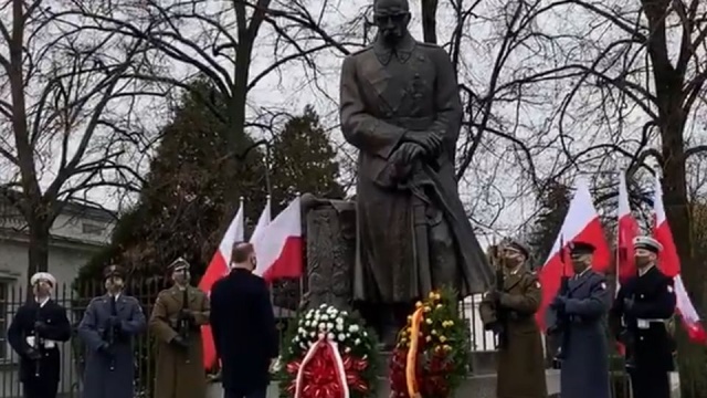Centralne obchody Święta Niepodległości w Warszawie będą skromne - z powodu obostrzeń związanych z drugą falą epidemii koronawirusa większość organizowanych w stolicy wydarzeń odbędzie się online.