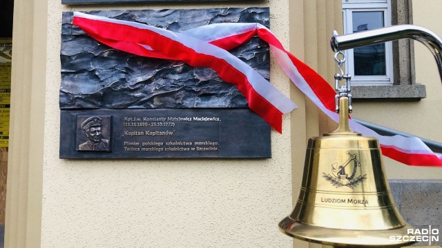 Na budynku, gdzie mieściła się pierwsza Szkoła Morska w Szczecinie została odsłonięta tablica upamiętniająca kapitana Konstantego Maciejewicza.