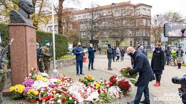 Krzystek przed popiersiem Piłsudskiego: to odpowiednie miejsce na pomnik [ZDJĘCIA]