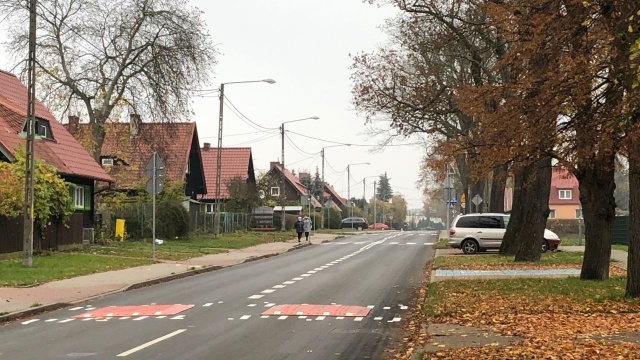 Kiedy pieszy zbliża się do pasów - włączają się lampy ostrzegawcze dla kierowców. Tak jest w Dębnie, gdzie powstały trzy tzw. bezpieczne przejścia.