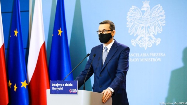 Premier Mateusz Morawiecki poinformował, że w pierwszej kolejności szczepieni na COVID-19 będą przedstawiciele grup wysokiego ryzyka. Chodzi o seniorów, personel medyczny i służby mundurowe.