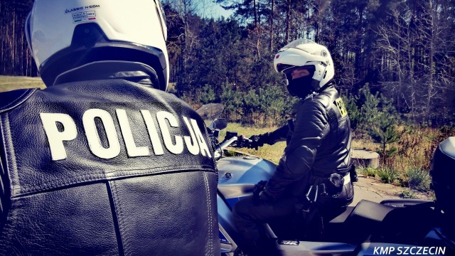 Jechał skuterem po chodniku i nie miał kasku - zainteresowali się nim policjanci. Mężczyzna nie zatrzymał się do kontroli i zaczął uciekać.