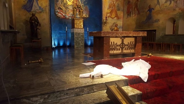 Nieznany sprawcy zdewastowali w biały dzień wnętrze katolickiej świątyni w szwedzkim Gteborgu. Proboszcz kościoła zszokowany jest zuchwalstwem i brutalnością sprawców.