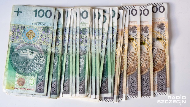 Minister kultury i dziedzictwa narodowego Piotr Gliński zdecydował o wstrzymaniu wypłat z Funduszu Wsparcia Kultury i ponownej weryfikacji listy jego beneficjentów. Decyzja ma związek z wątpliwościami, które pojawiły się wokół finansowania przekazanego artystom w ramach walki z gospodarczymi skutkami epidemii koronawirusa.