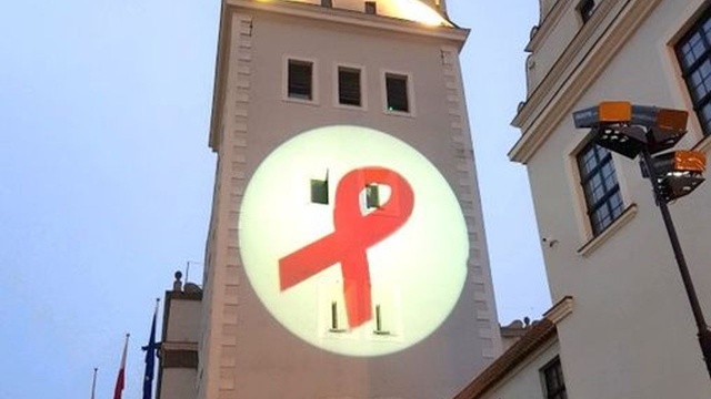 Czerwona kokardka przejedzie w poniedziałek przez Szczecin - wszystko po to, aby przypomnieć mieszkańcom miasta o chorobie AIDS.