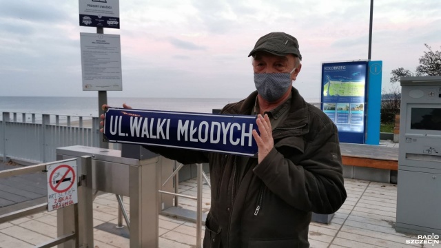 W poniedziałek przy kołobrzeskim molo zbierano podpisy pod petycją w sprawie przywrócenia jednej z ulic w centrum miasta nazwy Walki Młodych. Od trzech lat nosi ona imię św. Jana Pawła II.