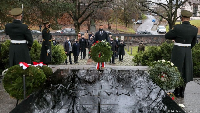 Podczas drugiego dnia wizyty na Litwie prezydent Andrzej Duda odwiedził w Wilnie ważne miejsca dla polskiej i litewskiej pamięci narodowej.