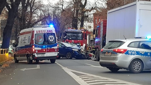 Kierujący samochodem osobowym jadąc ulicą Kopernika w Szzcecinie zjechał nagle na przeciwległy pas jezdni i uderzył czołowo w ciężarówkę.