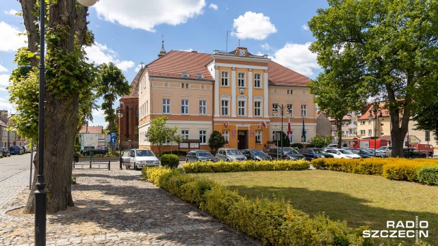 Urządzenia do dezynfekcji pomieszczeń, lampy bakteriobójcze, osłony na biurka czy środki ochrony osobistej. To wszystko trafi do czterech szkół i jednego przedszkola w gminie Mieszkowice.