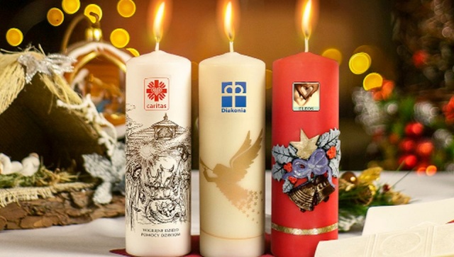 W kościołach w parafiach wierni mogą zostawiać datki za świece.