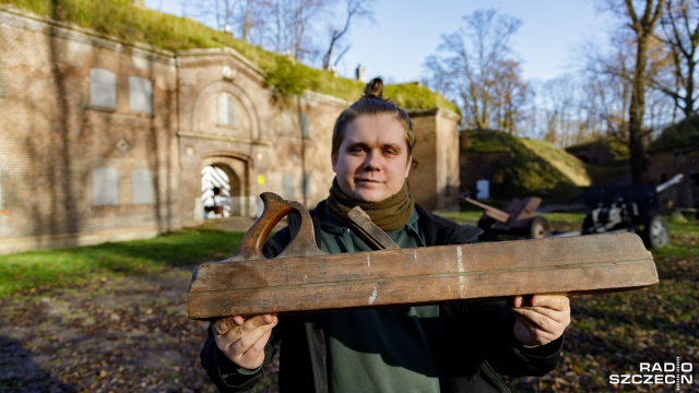 Zabytkowy hebel trafił do Muzeum Obrony Wybrzeża w Świnoujściu. Nietypowy jest sposób w jaki przedmiot został przekazany - anonimowy darczyńca... powiesił go na bramie Fortu Gerharda.