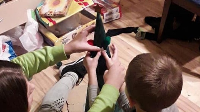 Do Bożego Narodzenia już tylko miesiąc - to najwyższy czas, aby zacząć przygotowywać świąteczne ozdoby. Zwłaszcza jeśli chce się je później sprzedać - tak, jak wolontariusze z miejscowości Lisie Pole niedaleko Chojny.
