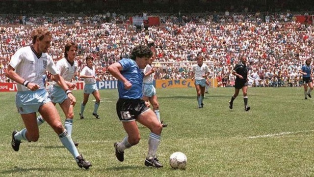Diego Armando Maradona nie żyje - poinformowały argentyńskie media, na które powołały się już też wszystkie czołowe tytuły świata. Legendarny argentyński piłkarz zmarł w środę rano na zawał serca.