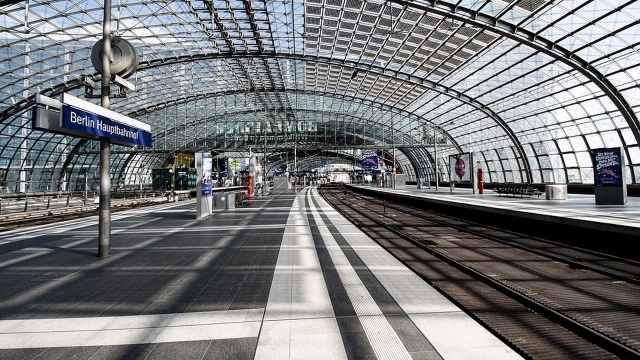 Niemieccy naukowcy chcą sprawdzić w jaki sposób wirus SARS-CoV-2 zachowuje się w komunikacji publicznej i jakie jest ryzyko zakażenia się właśnie tam.