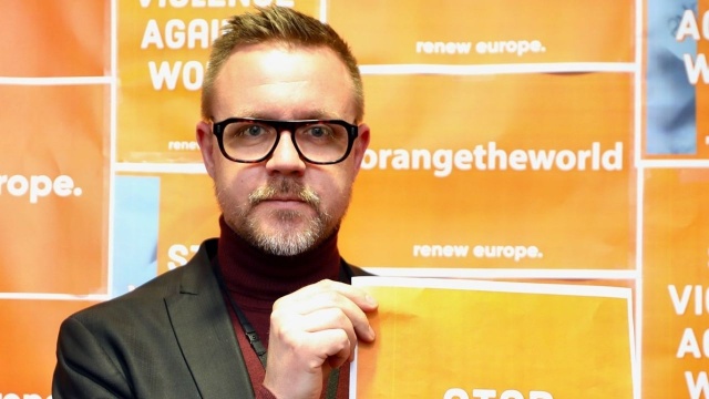 Szwedzki eurodeputowany z Partii Centrum, Fredrick Federley ogłosił, że wycofuje się z polityki. Dziennikarze ujawnili, że jego partnerem jest 42-letni mężczyzna skazany za pedofilię.