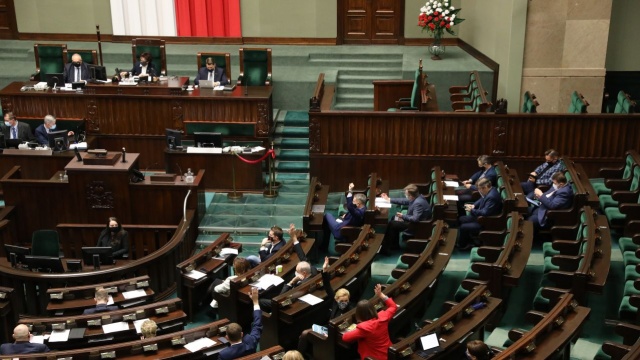 Sejm wznowił obrady. Posłowie mają zająć się nowelizacją ustawy covidowej, której celem jest wypłacanie dodatków za pracę z pacjentem zakażonym koronawirusem jedynie pracownikom medycznym skierowanym do niej, a nie wszystkim w nią zaangażowanym.