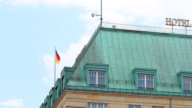 W okresie świąt rodzina może spać w hotelu. Kilka landów wyłamało się z porozumienia między rządem i poszczególnymi landami i postanowiło częściowo otworzyć hotele w okresie świąt Bożego Narodzenia i Nowego Roku.