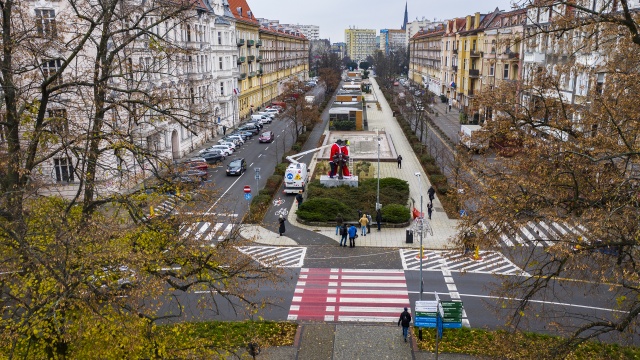 Odziany w czapkę, brodę i czerwony strój - zapowiada Bożonarodzeniowy Jarmark. Pomnik Marynarza, w alei Fontann w Szczecinie, przypomina już Mikołaja.