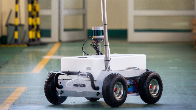 Wjeżdża do pomieszczeń, a później je dezynfekuje - to robot stworzony przez naukowców Zachodniopomorskiego Uniwersytetu Technologicznego.