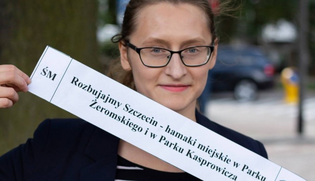 Rozpoczął się montaż całorocznych hamaków i leżaków miejskich. Wykonano już wykopy w parkach: Żeromskiego i Kasprowicza. W środę wylewane będą fundamenty.