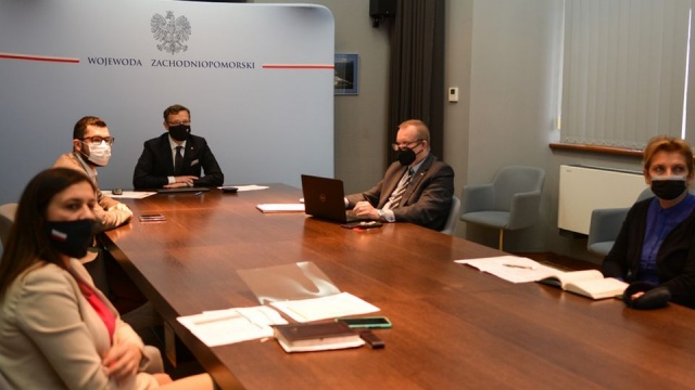 ...ocenił walkę z epidemią koronawirusa wojewoda zachodniopomorski. Zbigniew Bogucki spotkał się z dyrektorami szpitali z województwa.