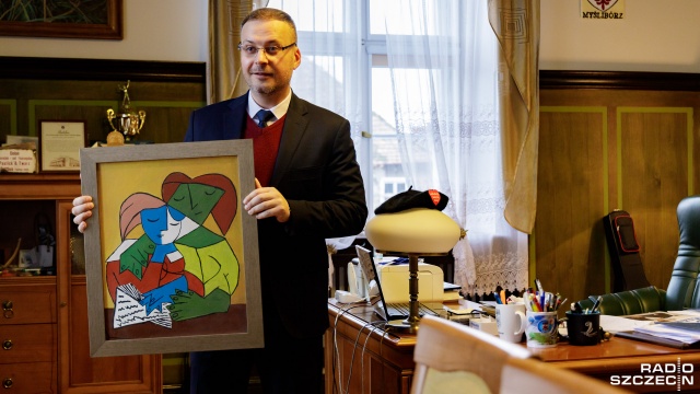 Kiedy nie pracuje - maluje. Wzorem Picassa. To Piotr Sobolewski, burmistrz Myśliborza.