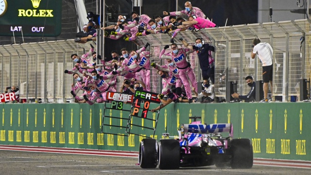 Sergio Perez z ekipy Racing Point wygrał wyścig o Grand Prix Sakhiru. To przedostatnia, 16. runda mistrzostw świata Formuły 1. Meksykanin odniósł swoje pierwsze zwycięstwo w karierze.