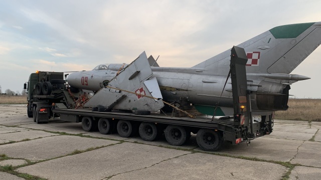 Myśliwiec, którego z Dęblina do naszego regionu sprowadzano aż dwie doby. To dlatego, że chodzi o eksponat - samolot MiG-21 PFM.