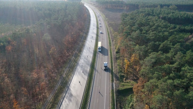 Jest dobra wiadomość dla podróżujących autostradą A6 między Szczecinem a Goleniowem. Jeszcze dziś będzie można przejeżdżać w obu kierunkach dwoma jezdniami i dwoma pasami ruchu.
