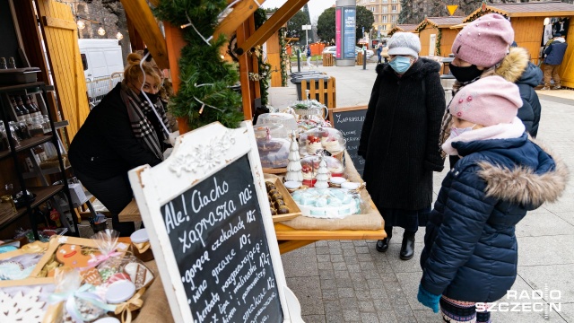 Tym razem nie wirtualnie, a w rzeczywistości. Ruszył Szczeciński Targ Świąteczny Zamiast trzech placów, będą dwa - plac Adamowicza i plac Lotników.