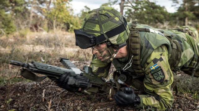 Większość w szwedzkim parlamencie opowiada się za wstąpieniem Szwecji do struktur NATO. Komisje obrony oraz spraw zagranicznych domagają się wpisania takiej opcji do nowej strategii bezpieczeństwa państwa.