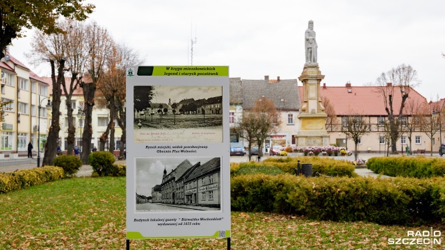 Sześć tablic ze starymi pocztówkami stanęło w Mieszkowicach.