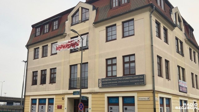 Wulgarny napis na froncie kamienicy przy ulicy Panieńskiej w Szczecinie. Od dwóch tygodni baner żegna kierowców opuszczających lewobrzeże miasta Trasą Zamkową.