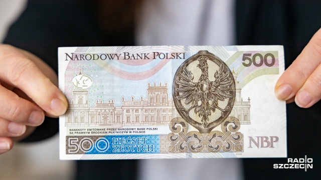 W sklepie odzieżowym w Zakopanem oszuści zapłacili za towar zabawkowymi pieniędzmi. Były to rekwizyty kolekcjonerskie, które do złudzenia przypominały prawdziwe banknoty 500-złotowe.