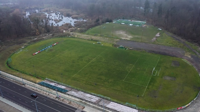 Pełnowymiarowe boisko ze sztuczną nawierzchnią w hali pneumatycznej, dwa pełnowymiarowe boiska trawiaste, czy też nowy budynek szatniowo-socjalny - tak docelowo wyglądać ma nowy stadion Arkonii Szczecin.