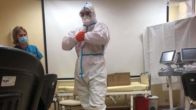 Od kilku dni ratownicy Wodnego Ochotniczego Pogotowia Ratunkowego Województwa Zachodniopomorskiego pracują na oddziałach szpitala klinicznego nr 2 na Pomorzanach, gdzie hospitalizowani są pacjenci zakażeni koronawirusem.