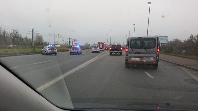 Według informacji dyżurnej policji doszło do zderzenia dwóch pojazdów. Na ulicę wycieka olej. Na miejscu pracują służby.
